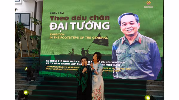 Tác giả Nguyễn Thị Mỹ Dung song ca cùng ca sĩ Mỹ Linh tại lễ khai mạc triển lãm. Ảnh: Ngọc Diệp