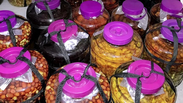 Rượu ngâm dược liệu, động vật nếu không sử dụng đúng cách, không có nguồn gốc rõ ràng sẽ gây ngộ độc, thậm chí tử vong. Ảnh: HUY HOÀNG 