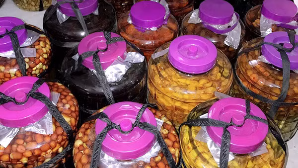 Rượu ngâm dược liệu, động vật nếu không sử dụng đúng cách, không có nguồn gốc rõ ràng sẽ gây ngộ độc, thậm chí tử vong. Ảnh: HUY HOÀNG 