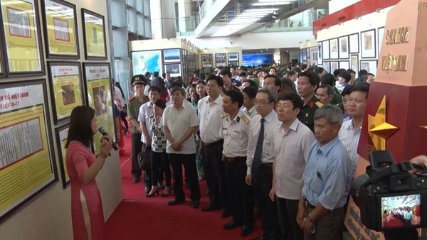 Công chúng đến với triển lãm.