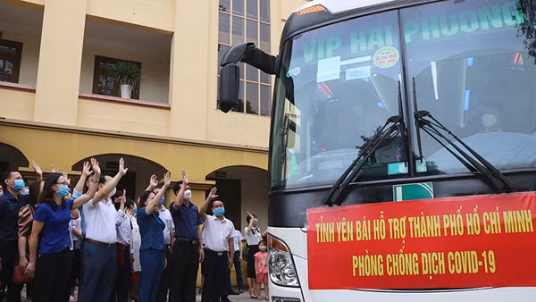 Lãnh đạo tỉnh Yên Bái và ngành Y tế chia tay các thành viên Đoàn công tác lên đường hỗ trợ TP Hồ Chí Minh. Ảnh: Việt Dũng - TTXVN