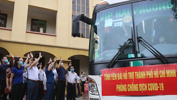 Lãnh đạo tỉnh Yên Bái và ngành Y tế chia tay các thành viên Đoàn công tác lên đường hỗ trợ TP Hồ Chí Minh. Ảnh: Việt Dũng - TTXVN