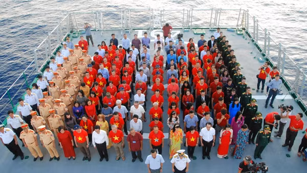 Toàn đoàn làm lễ tưởng niệm các liệt sĩ hy sinh trên đảo Gạc Ma.