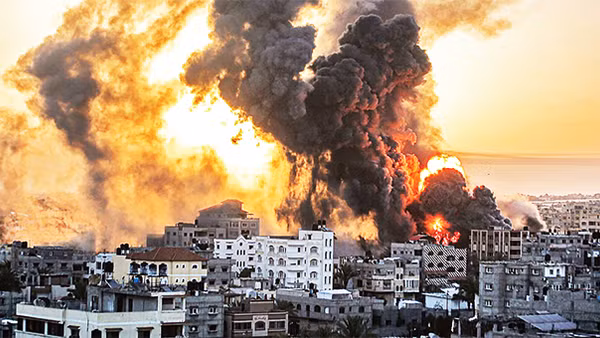 Khói bốc lên ở Khan Yunis sau cuộc không kích của Israel vào phía nam dải Gaza ngày 12-5. Ảnh: AFP