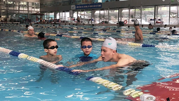 Lớp dạy bơi phòng, chống đuối nước cho trẻ em tại Hà Nội. Ảnh: MINH HÀ 