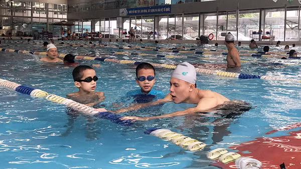 Lớp dạy bơi phòng, chống đuối nước cho trẻ em tại Hà Nội. Ảnh: MINH HÀ 