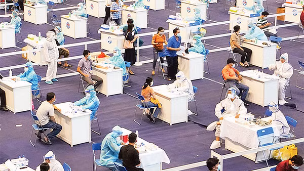 Người dân đến tiêm vắc-xin ngừa Covid-19 tại Nhà thi đấu Phú Thọ, quận 11, TP Hồ Chí Minh.