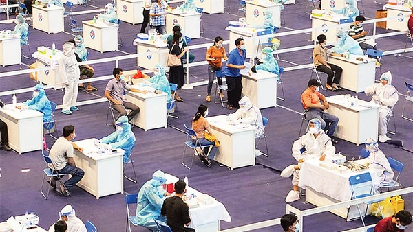 Người dân đến tiêm vắc-xin ngừa Covid-19 tại Nhà thi đấu Phú Thọ, quận 11, TP Hồ Chí Minh.