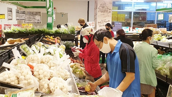 Trong thời gian qua, nguồn cung cấp hàng hóa phục vụ nhân dân luôn được bảo đảm. Ảnh: LAM ANH
