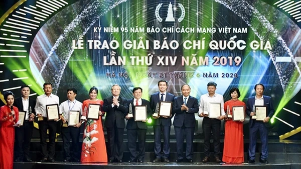 Thủ tướng Nguyễn Xuân Phúc và đồng chí Trần Quốc Vượng, Ủy viên Bộ Chính trị, Thường trực Ban Bí thư trao giải A cho các tác giả, nhóm tác giả có tác phẩm đoạt giải. Ảnh: TRẦN HẢI