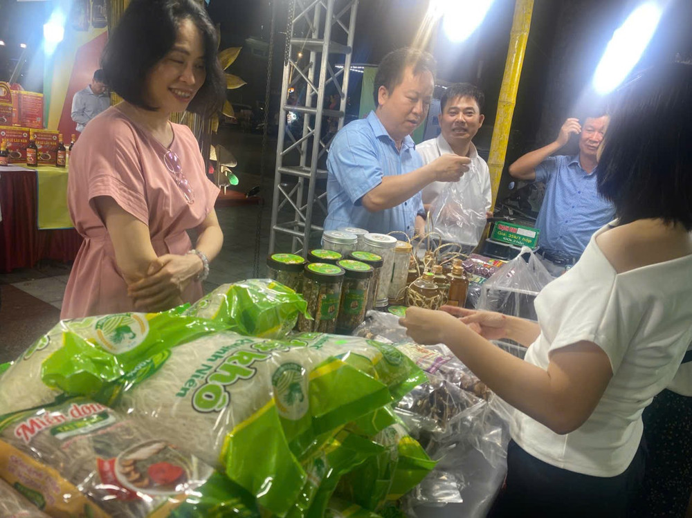 Giới thiệu sản phẩm OCOP của tỉnh Bắc Kạn tại hội chợ thương mại năm 2025 tổ chức ở tỉnh Thái Nguyên. (Ảnh: THU DỊU). sonn15.jpg