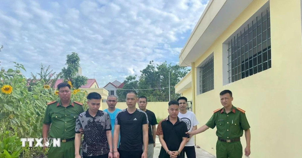 Nhóm đối tượng bị bắt giữ. (Ảnh: TTXVN)
