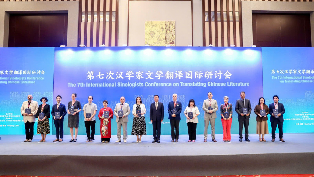 Các dịch giả văn học được vinh danh tại Hội thảo quốc tế về dịch văn học. (Ảnh: Chibooks)