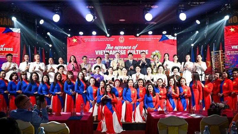 Các đại biểu chụp ảnh lưu niệm cùng các nghệ sĩ, kiều bào, khách mời... czech1.jpg
