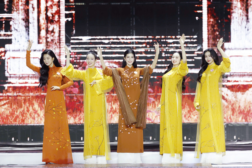 Các thí sinh trong trang phục áo dài. hoahauvietnam-aodai.jpg