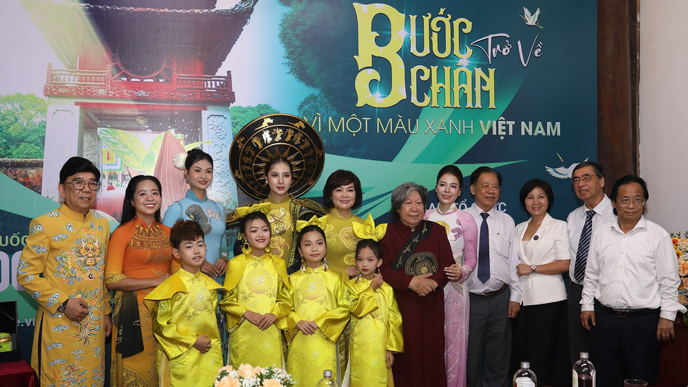 Nhà thiết kế Thoa Trần (thứ 5 từ phải sang) giới thiệu một số mẫu thiết kế trong hai bộ sưu tập. buocchan.jpg