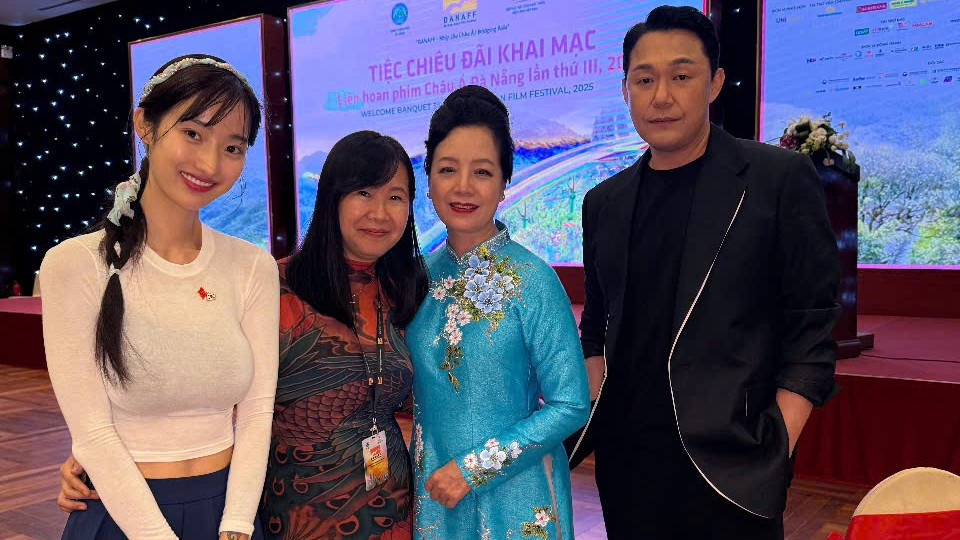 Park Sungwoong và The Nation giao lưu cùng Phó Chủ tịch BHD Ngô Thị Bích Hạnh và nghệ sĩ Chiều Xuân. parksung2.jpg
