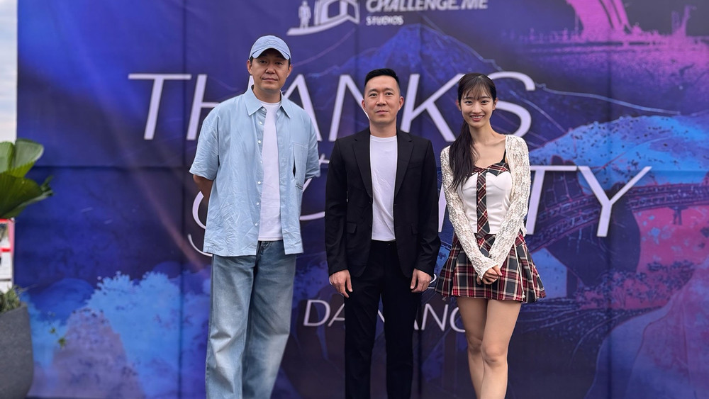 Park Sungwoong và The Nation chụp ảnh cùng đạo diễn Hoàng Nam. parksung.jpg