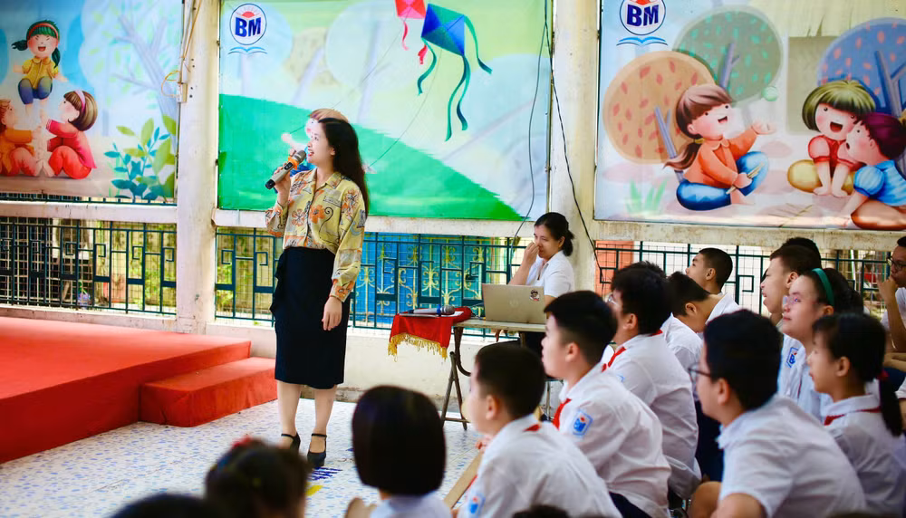 Nhà thơ Lữ Mai giao lưu với các em học sinh Trường tiểu học Bình Minh.