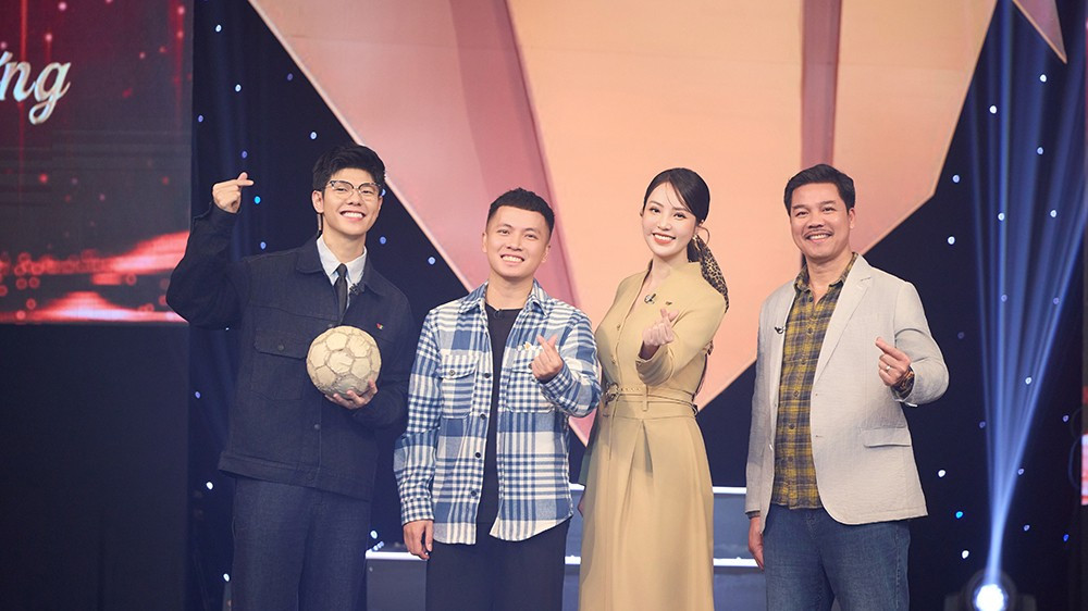 Đỗ Kim Phúc (thứ hai từ trái sang) và cựu tuyển thủ quốc gia Phạm Như Thuần (thứ tư từ trái sang) tại chương trình. thanham.jpg