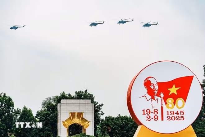 Biên đội máy bay trực thăng bay trên khu vực Quảng trường Ba Đình diễn tập cho màn diễu binh, diễu hành trong Lễ kỷ niệm 80 năm Cách mạng Tháng Tám thành công và Quốc khánh nước Cộng hòa xã hội chủ nghĩa Việt Nam. (Ảnh: TTXVN)