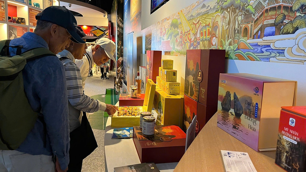 Khách tham quan tại Nhà Triển lãm Việt Nam. expo-qn2.jpg