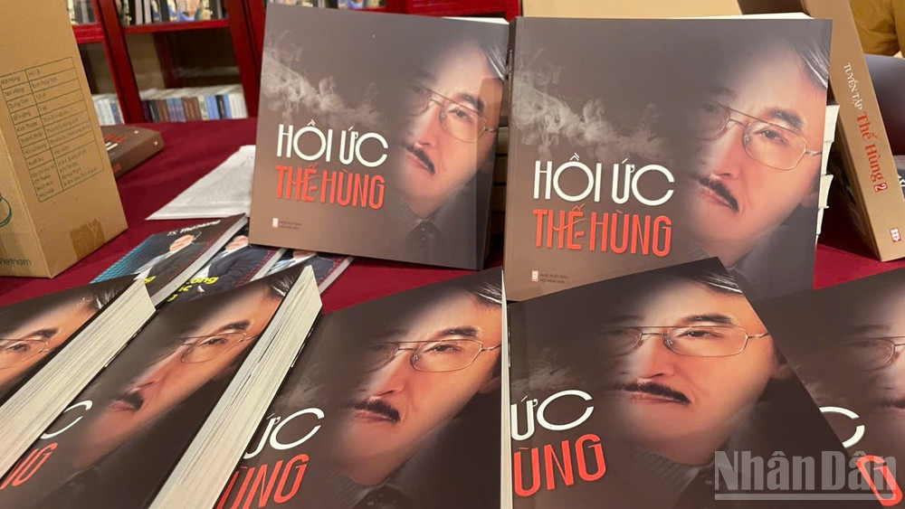 Cuốn sách “Hồi ức Thế Hùng”. ndo_br_thehung1.jpg