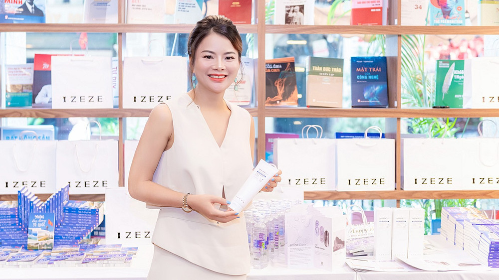 Nữ tác giả Tina Yuan. tina2.jpg