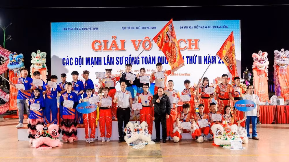 Môn Lân Sư Rồng thu hút đông đảo bạn trẻ tập luyện.