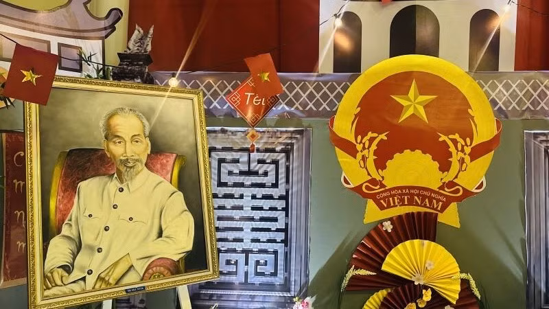 Hình ảnh Chủ tịch Hồ Chí Minh được đặt trang trọng trong Không gian “Việt Nam - Đất nước, Con người”. (Ảnh: Đại sứ quán Việt Nam tại Venezuela)