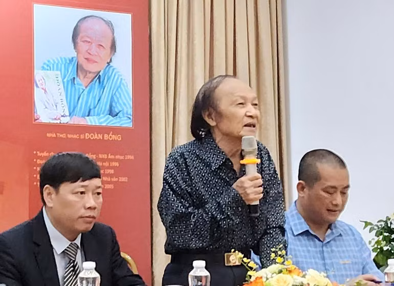 Nhà thơ, nhạc sĩ Đoàn Bổng tại Lễ ra mắt tập thơ "Bắt đầu từ đôi mắt".