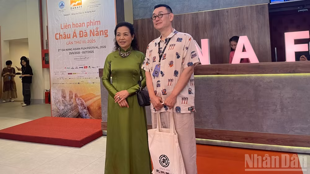 Giám đốc Liên hoan phim, bà Ngô Phương Lan, chụp ảnh cùng Trưởng Ban Giám khảo Jang Joon-hwan.