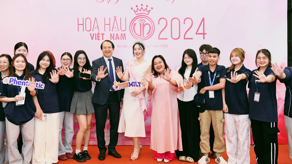 Á hậu Vân Nhi cùng thầy và trò trường Đại học Phenikaa, nơi cô theo học. top3-vannhidh.jpg