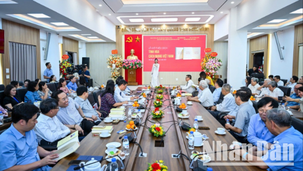 Đông đảo các đại biểu, khách mời... đã tham dự lễ ra mắt sách. (Ảnh: THÀNH ĐẠT)