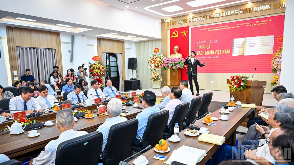 Buổi lễ thu hút sự tham gia của đông đảo các đại biểu, khách mời. ndo_br_tinhhoacm2.jpg