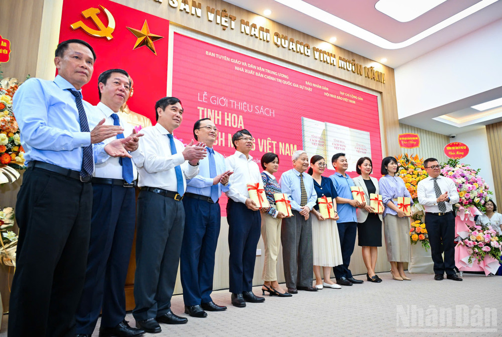 Nhà báo Hà Đăng tặng cuốn sách cho Thư viện Quốc gia Việt Nam, Thư viện Hà Nội, Học viện Báo chí và Tuyên truyền, Bảo tàng Báo chí Việt Nam. ndo_br_tinhhoacm.jpg