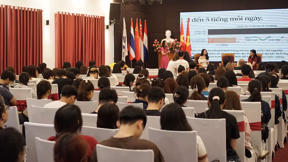 Buổi tọa đàm thu hút đông đảo sinh viên các ngành kinh tế tham gia. (Ảnh: Nhã Nam)