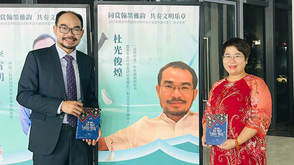 Tác giả Đỗ Quang Tuấn Hoàng và dịch giả Nguyễn Lệ Chi (đại diện Chibooks). doquangtuanhoang03.jpg
