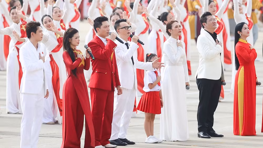 Ca sĩ Hoàng Bách (thứ 4 từ trái sang) tại tiết mục nghệ thuật trong lễ diễu binh, diễu hành mừng Quốc khánh 2/9. (Ảnh: NVCC)