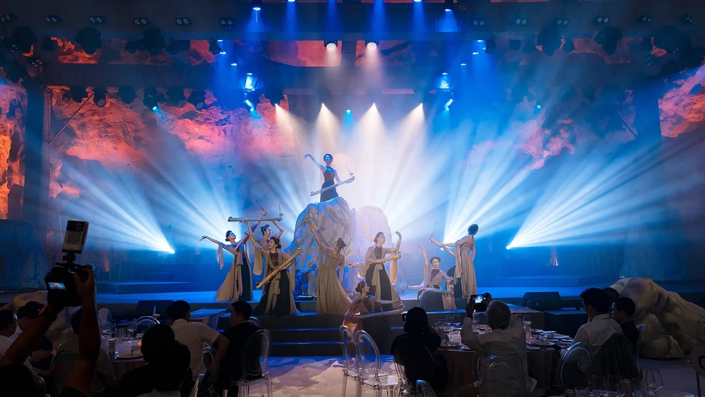 Show diễn thực cảnh "Đi tìm dấu ngọc". (Ảnh: Ban tổ chức)
