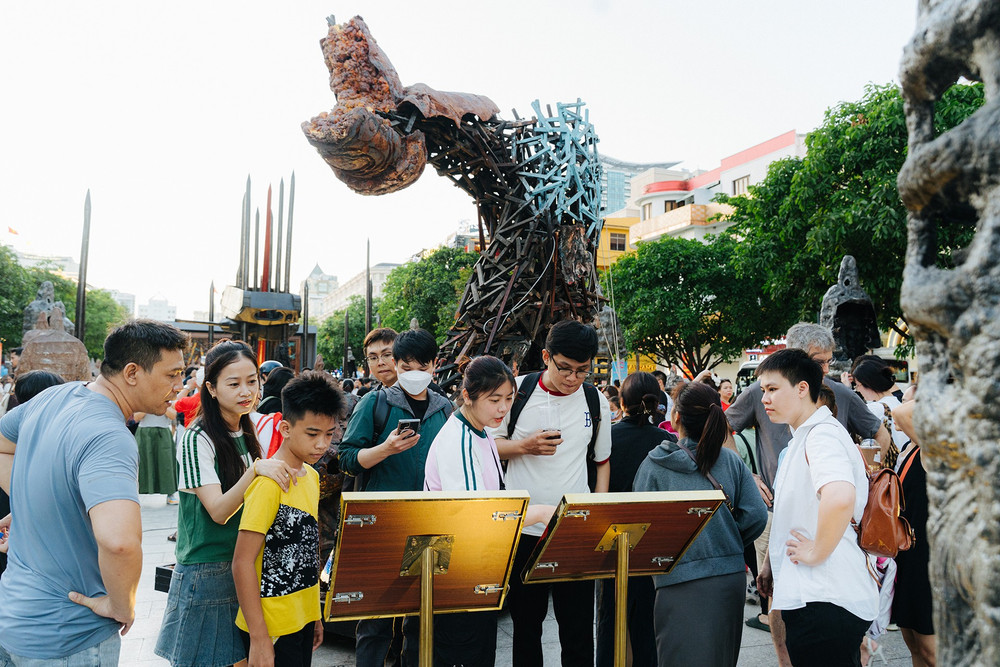 Triển lãm còn giữ chân khách tham quan với những phần thông tin, chú thích về lịch sử. huuhieu-thanbaoho1.jpg