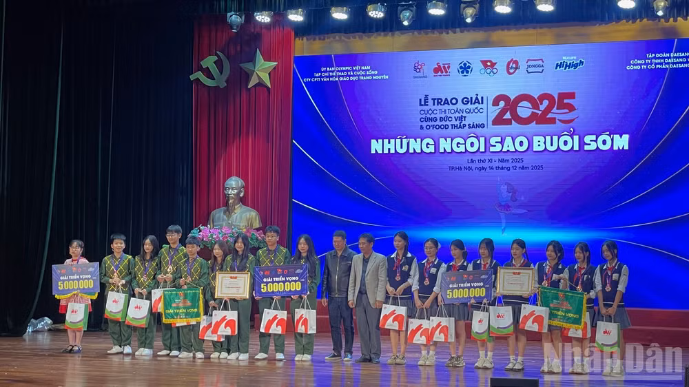 Ban tổ chức trao giải Triển vọng cho các tập thể.