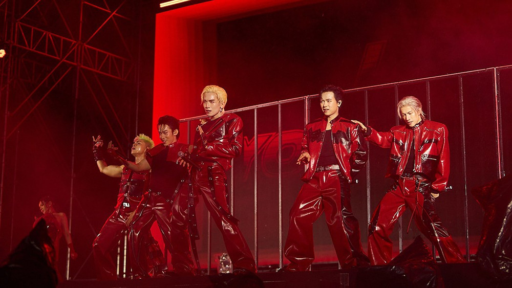 B.O.F mở màn với tiết mục “Let me feel your love tonight”. (Ảnh: Ban Tổ chức)