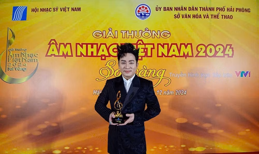 Ca sĩ Tùng Dương được vinh danh Ca sĩ xuất sắc nhất tại giải Sol Vàng năm 2024.