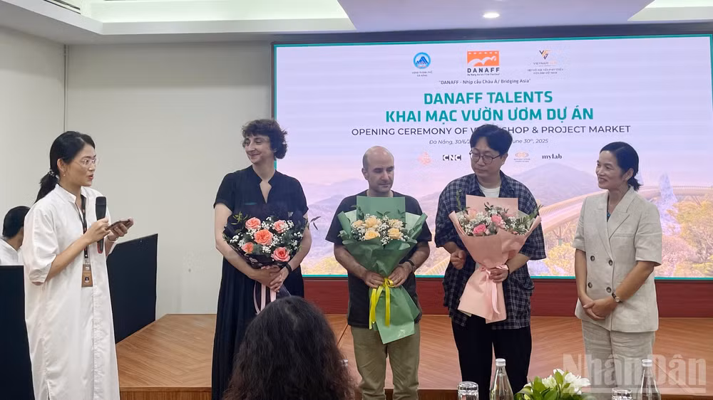 Nhà sản xuất Trần Thị Bích Ngọc tặng hoa và trò chuyện cùng các chuyên gia của chương trình.