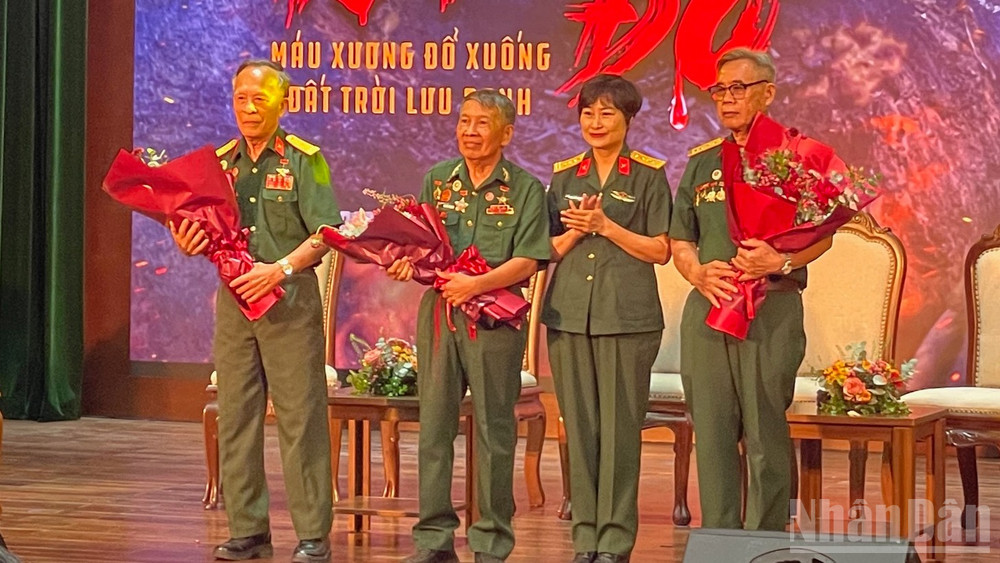 Các cựu chiến binh trận chiến Thành cổ Quảng Trị tại buổi ra mắt phim. ndo_br_muado3.jpg