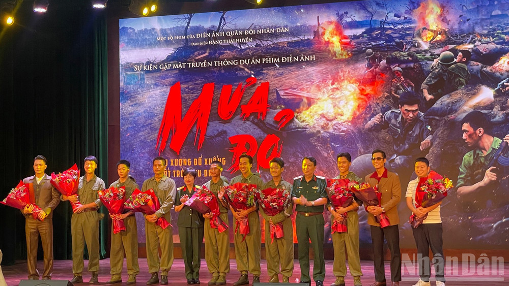 Các diễn viên trẻ tại buổi ra mắt phim. ndo_br_muado2.jpg