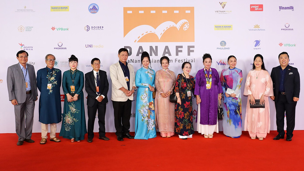 NSND Như Quỳnh (thứ hai từ phải sang) cùng các nghệ sĩ kỳ cựu của điện ảnh Việt Nam tại lễ khai mạc Liên hoan phim. km-thamdonsgaocoi.jpg