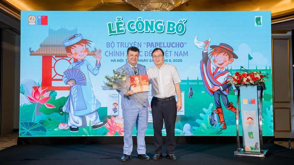 Tổng Giám đốc Nhà xuất bản Giáo dục Việt Nam Nguyễn Tiến Thanh tặng hoa và quà lưu niệm cho Ngài Đại sứ Chile Sergio Narea Guzman. pape6.jpg