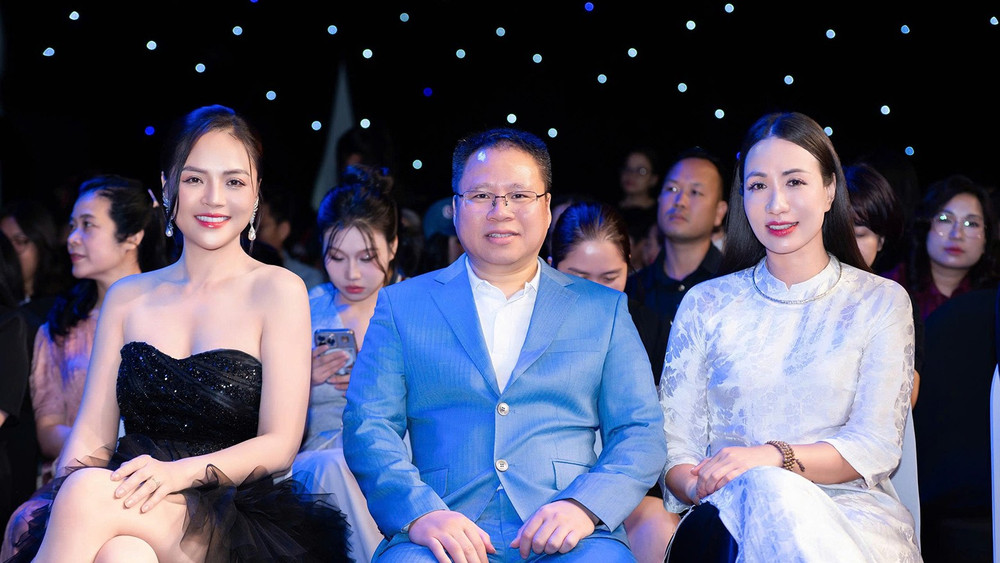 Đại diện Ban tổ chức gồm diễn viên Thu Quỳnh, nhà báo Bùi Việt Cường, nhà thiết kế Yến Ngô. gala.jpg